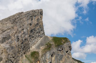 İsviçre, Europe Gemmi geçişte aracılığıyla yüksek dağ yolu üzerinde inanılmaz uçurum