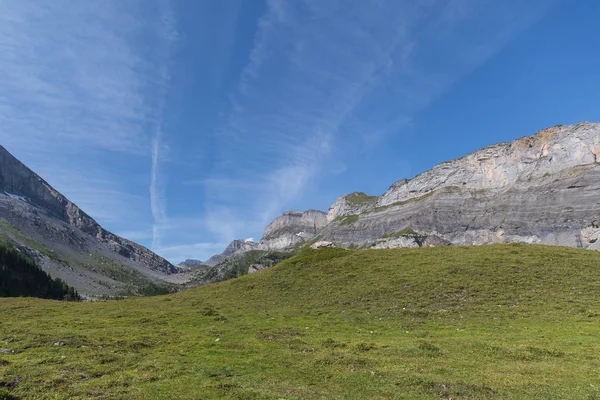 令人惊叹的 Hdr 景观在高山路线通过 Gemmi 通行证在瑞士 — 图库照片