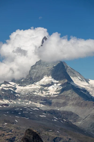 Księżyc Świeci Przez Słynny Matterhorn Chmury Błękitne Niebo Hdr Szwajcaria — Zdjęcie stockowe