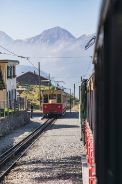 Eski yolcu treni Interlaken üzerinden Schynige Platte giderken. İsviçre
