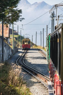 Eski yolcu treni Interlaken üzerinden Schynige Platte giderken. İsviçre