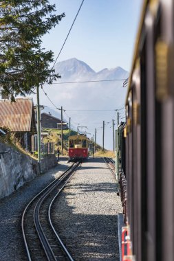 Eski yolcu treni Interlaken üzerinden Schynige Platte giderken. İsviçre