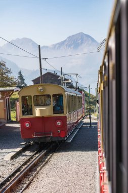 Eski yolcu treni Interlaken üzerinden Schynige Platte giderken. İsviçre