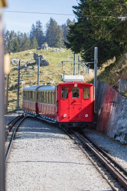 Eski yolcu treni Interlaken üzerinden Schynige Platte giderken. İsviçre