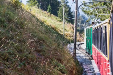 Eski yolcu treni Interlaken üzerinden Schynige Platte giderken. İsviçre