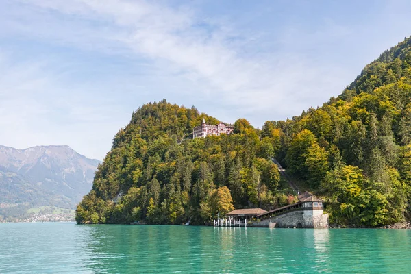 Grand hotel giessbach İsviçre için turkuaz Gölü Brienz üzerinde bir tekne görüntüleyin