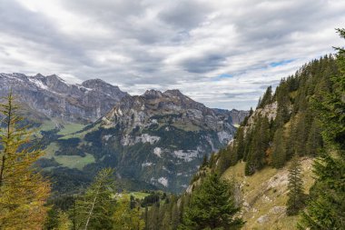 Mount Brunni, Engelberg İsviçre Alpleri'nde üzerinde yaz aylarında hiking
