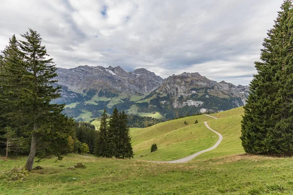 Mount Brunni, Engelberg İsviçre Alpleri'nde üzerinde yaz aylarında hiking