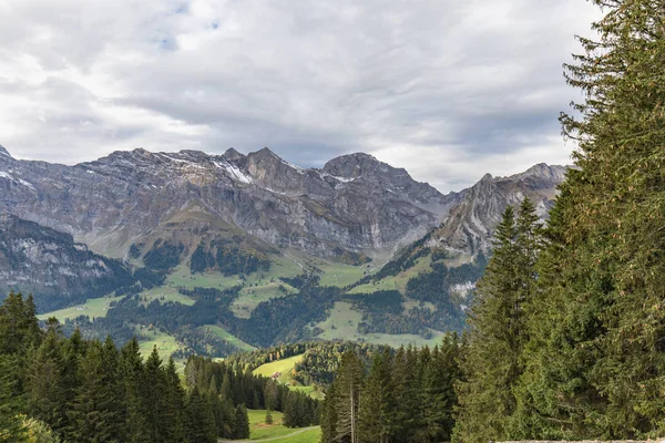 Mount Brunni, Engelberg İsviçre Alpleri'nde üzerinde yaz aylarında hiking