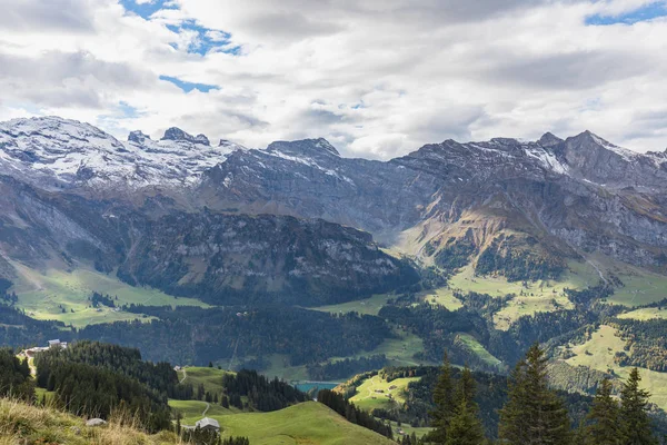 Mount Brunni, Engelberg İsviçre Alpleri'nde üzerinde yaz aylarında hiking
