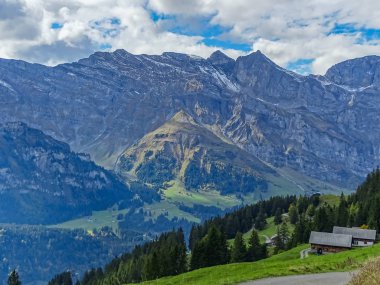 Mount Brunni, Engelberg İsviçre Alpleri'nde üzerinde yaz aylarında hiking