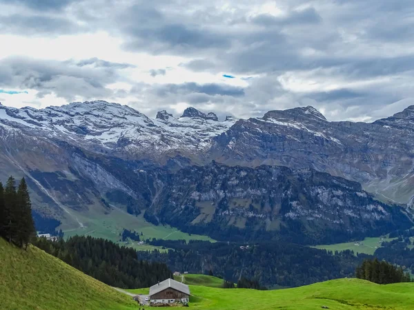 여름에 스위스 알프스 산맥에서 케이블카가에서 Brunni에 하이킹 — 스톡 사진