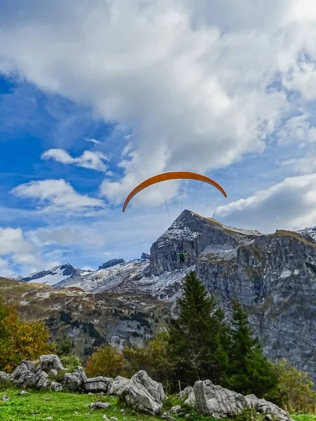 Gleitschirm Über Dem Brunni Engelberg Den Schweizer Alpen Sommer — Stockfoto