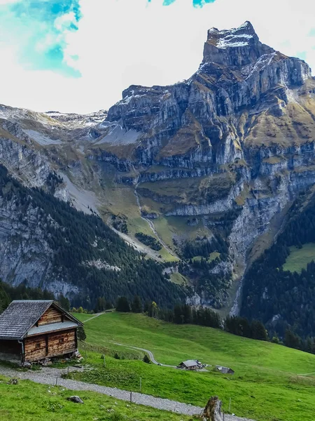 여름에 스위스 알프스 산맥에서 케이블카가에서 Brunni에 하이킹 — 스톡 사진
