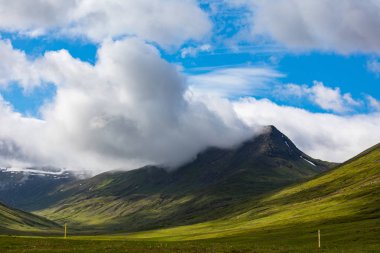 İzlanda yaz vurdu şaşırtıcı doğal dağ manzarası