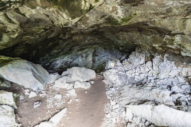 Bir zammı bir lav ile mağara tünel çok dardır ve kısmen yaz bloke İzlanda '