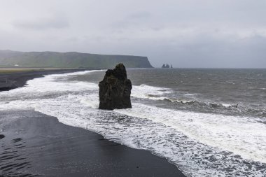 Siyah kum plaj veya reynisfjara İzlanda'daki plajda isabet dalgalar