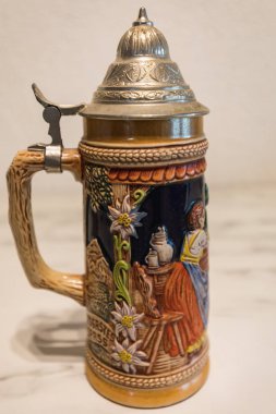 Mermer tabak portre üzerinde bir otantik boyalı Alman bira bardağı