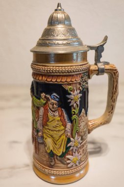 Mermer tabak portre üzerinde bir otantik boyalı Alman bira bardağı