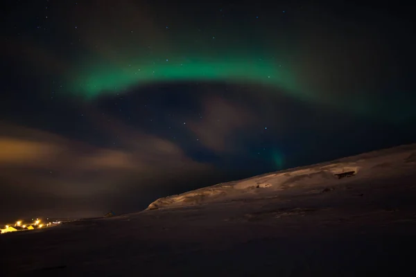 Úžasné Aurora Borealis Činnost Nebo Polární Záře Nad Ekkeroy Ostrov — Stock fotografie