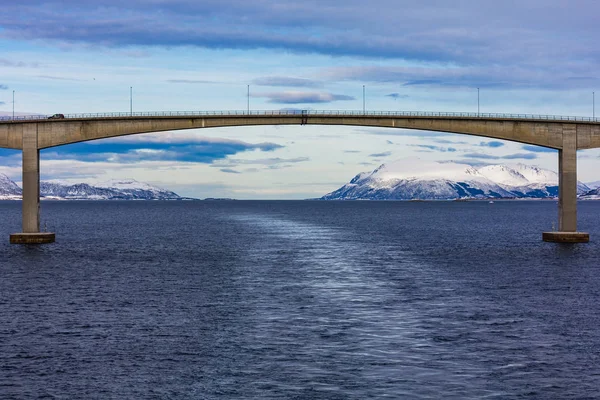 冬季在挪威 Vesteraalen 的一座桥后 船海峡后醒来 — 图库照片