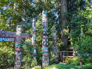 Renkli Hint totemler arasında stanley park vancouver Kanada yaz