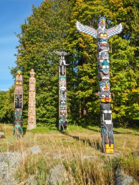 Renkli Hint totemler arasında stanley park vancouver Kanada yaz