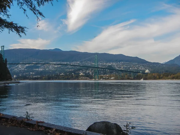 Świetne Lions Gate Bridge Vancouver Kanada Pod Błękitne Niebo — Zdjęcie stockowe