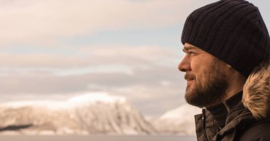 soğuk bir günde açık Norveç'te kış giysileri içinde sakallı erkekler