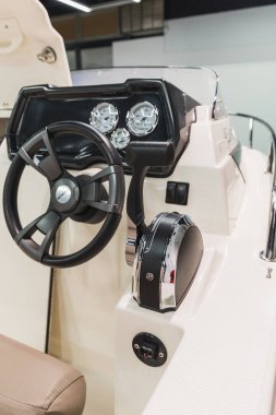 Detaylı direksiyon simidi ve gösterge paneli bir motorlu tekne kokpit, İsviçre