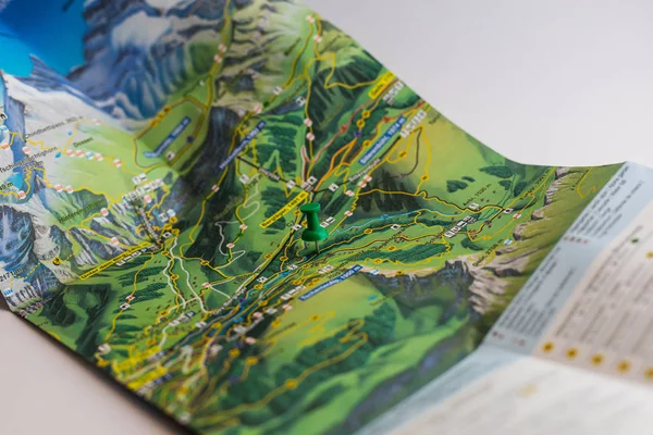 Зеленій Шпильці Позначає Місце Призначення Мапі Швейцарія — стокове фото