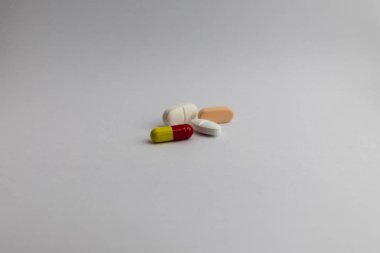 Beyaz arka planda, tıp farklı renklerde hapları