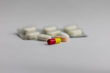 farklı renk ve beyaz arka plan, tıp tarihinde bir blister kutu hap