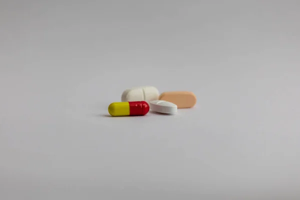 Beyaz arka planda, tıp farklı renklerde hapları