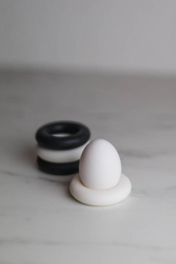 tek bir yumurta, bir mermer masada dört siyah beyaz silikon yumurtalıklar mutfak