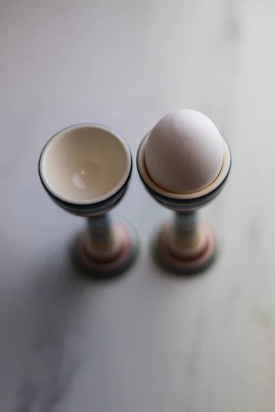 カラフルなストライプと つだけ卵 Litchen 大理石のテーブル Eggcups — ストック写真