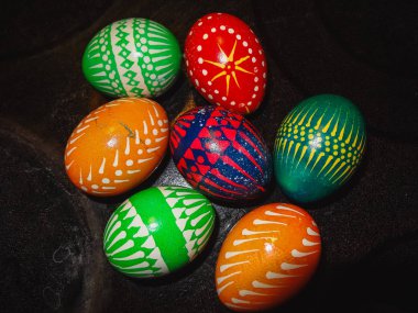El yapımı renkli eastereggs siyah bir tabloda, yakın çekim, tatil