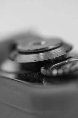 Monocrome makro çekim bir kalay ve konserve açacağı, mutfak