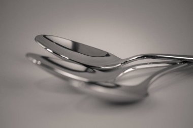 Monocrome makro çekim üç metal tatlı kaşıkları, mutfak