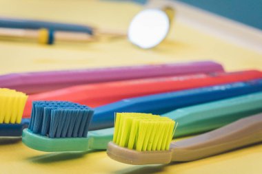 Kadar yakın farklı renkli diş fırçası diş hekimliği, İsviçre, ayrıntılı