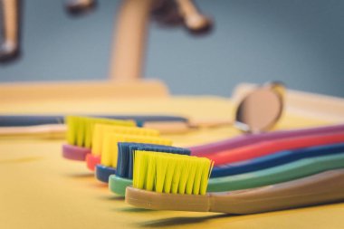 Kadar yakın farklı renkli diş fırçası diş hekimliği, İsviçre, ayrıntılı