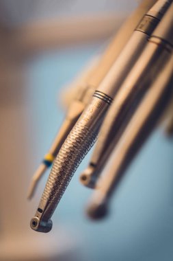 Yakın kadar ayrıntılı farklı diş aletleri ve araçları, diş hekimliği