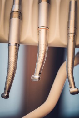 Yakın kadar ayrıntılı farklı diş aletleri ve araçları, diş hekimliği