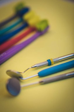 Kadar yakın farklı diş aletleri ve araçları bir tabloda, diş hekimliği ayrıntılı