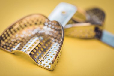 Kadar yakın farklı diş aletleri ve araçları bir tabloda, diş hekimliği ayrıntılı