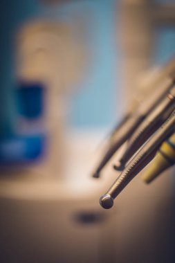 Yakın kadar ayrıntılı farklı diş aletleri ve araçları, diş hekimliği