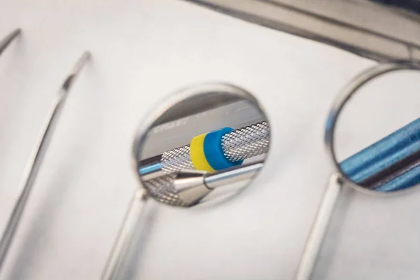 Close Detalhado Diferentes Instrumentos Ferramentas Odontológicas Uma Mesa Odontologia — Fotografia de Stock