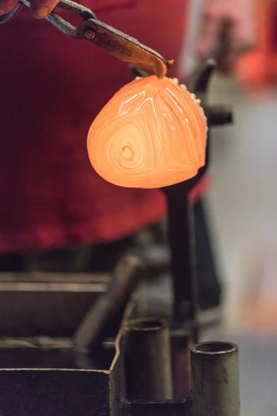 Γυαλί Φυσητήρα Προσεκτικά Σχηματίζοντας Ζεστό Γυαλί Ένα Διακοσμητικό Βάζο Γερμανία — Φωτογραφία Αρχείου