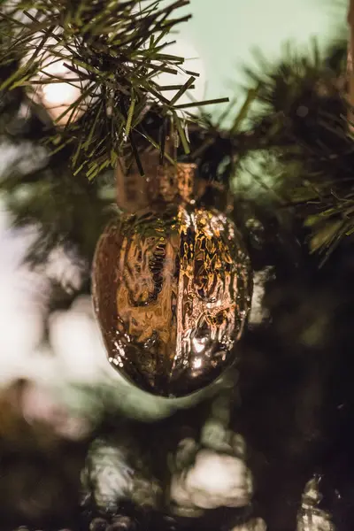 Bir Noel Ağacı Noel Üzerinde Parlak Bir Top Yakın Çekim — Stok fotoğraf