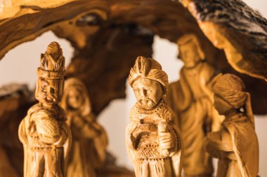 Noel ağacı, Noel altında beşik ahşap heykeller